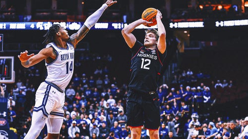 BOLA BASKET COLLEGE Gambar Trending: Seton Hall setrum no.  5 UConn 75-60 di pembuka Big East